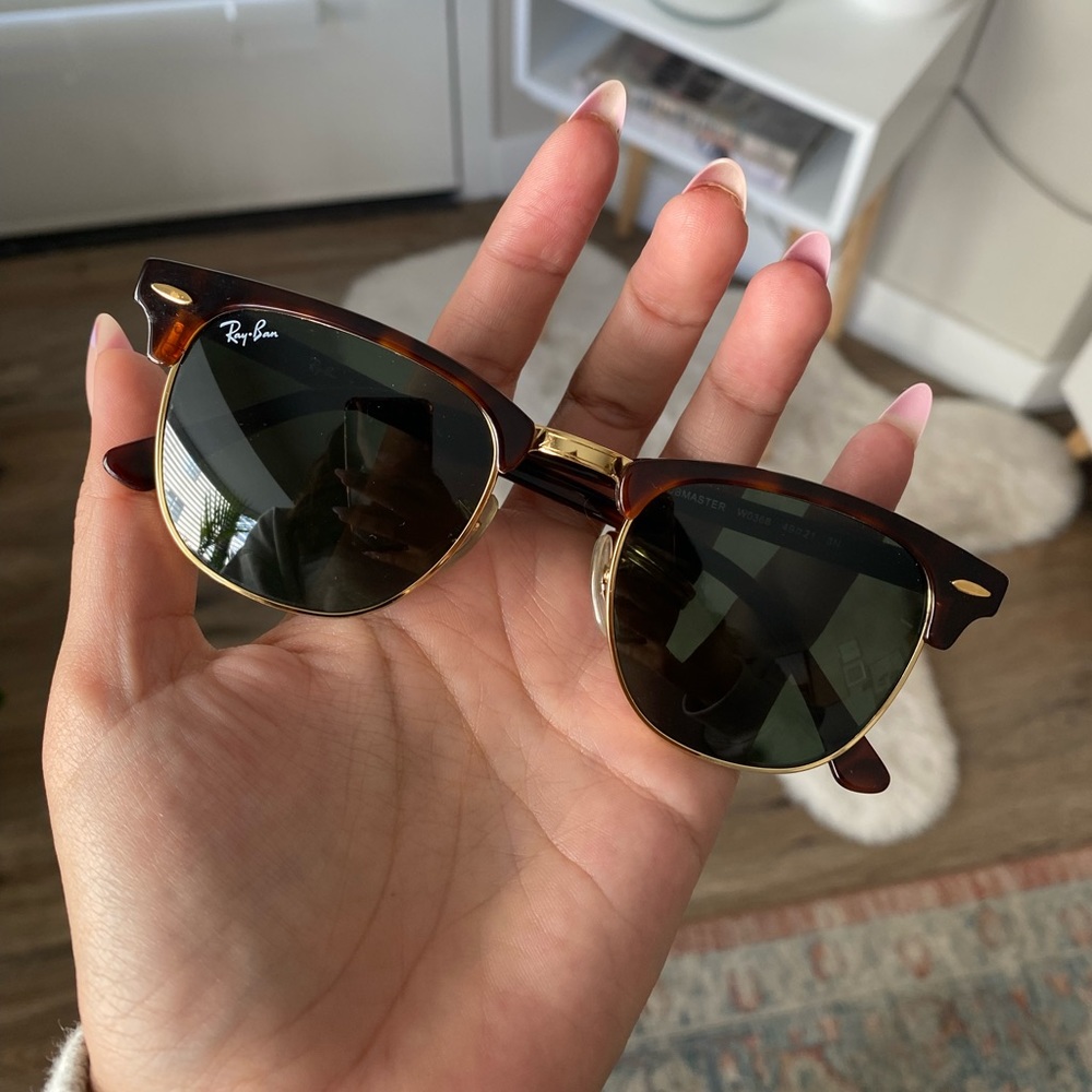 Ray-Ban clubmaster classic with tortoise shell design